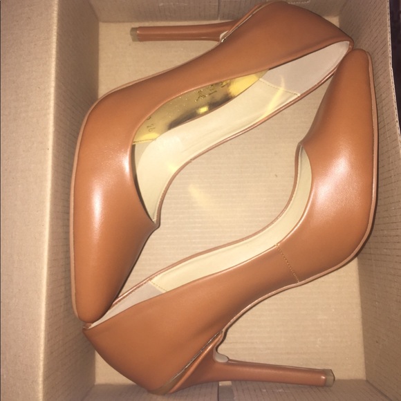 Light brown heels - Picture 1 of 3