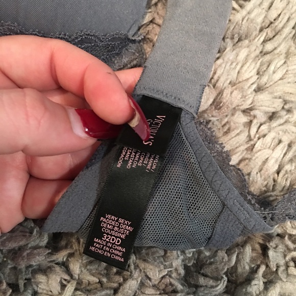 32DD VICTORIA SECRET BRA - Picture 3 of 3