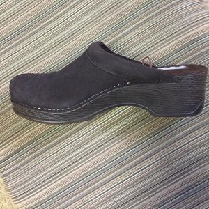 ⚡️NWOT white mountain suede clogs.