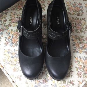 Black leather Ecco heels