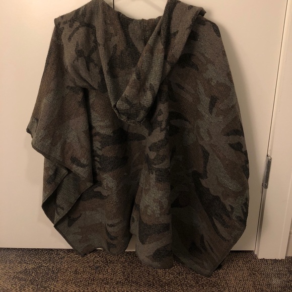 Camo poncho/hoodie/sweater - Picture 2 of 4