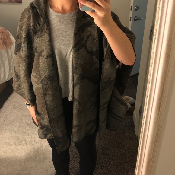 Camo poncho/hoodie/sweater - Picture 3 of 4