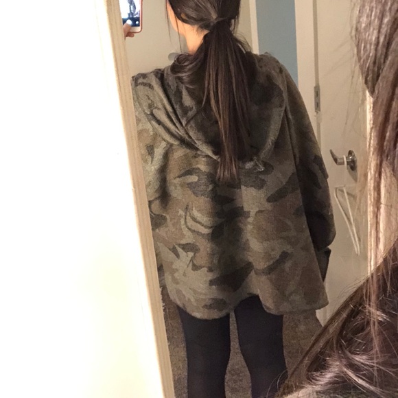 Camo poncho/hoodie/sweater - Picture 4 of 4
