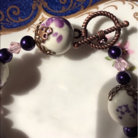 Vintage Inspired Floral Bracelet - Picture 2 of 3