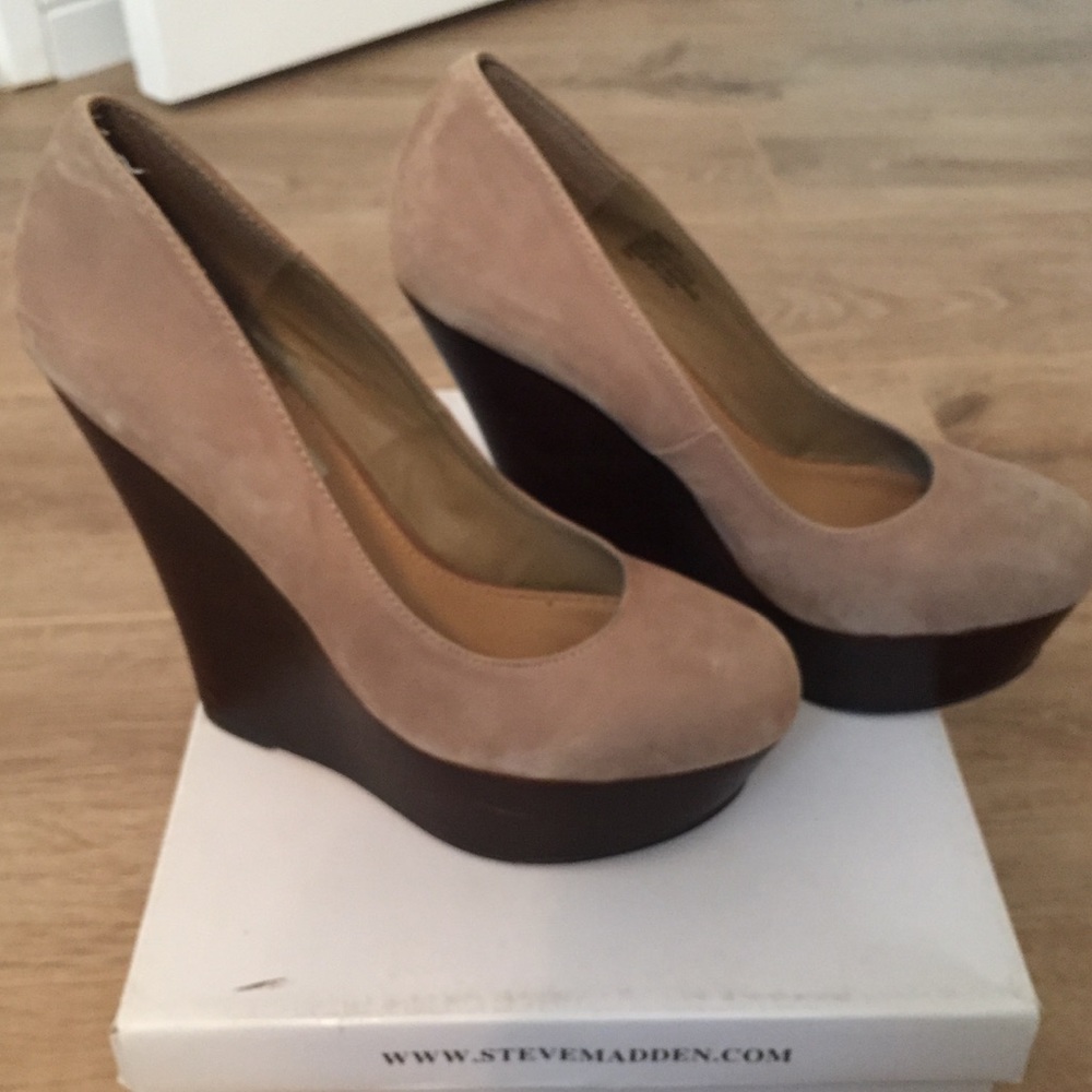 Steve Madden Taupe Wedges
