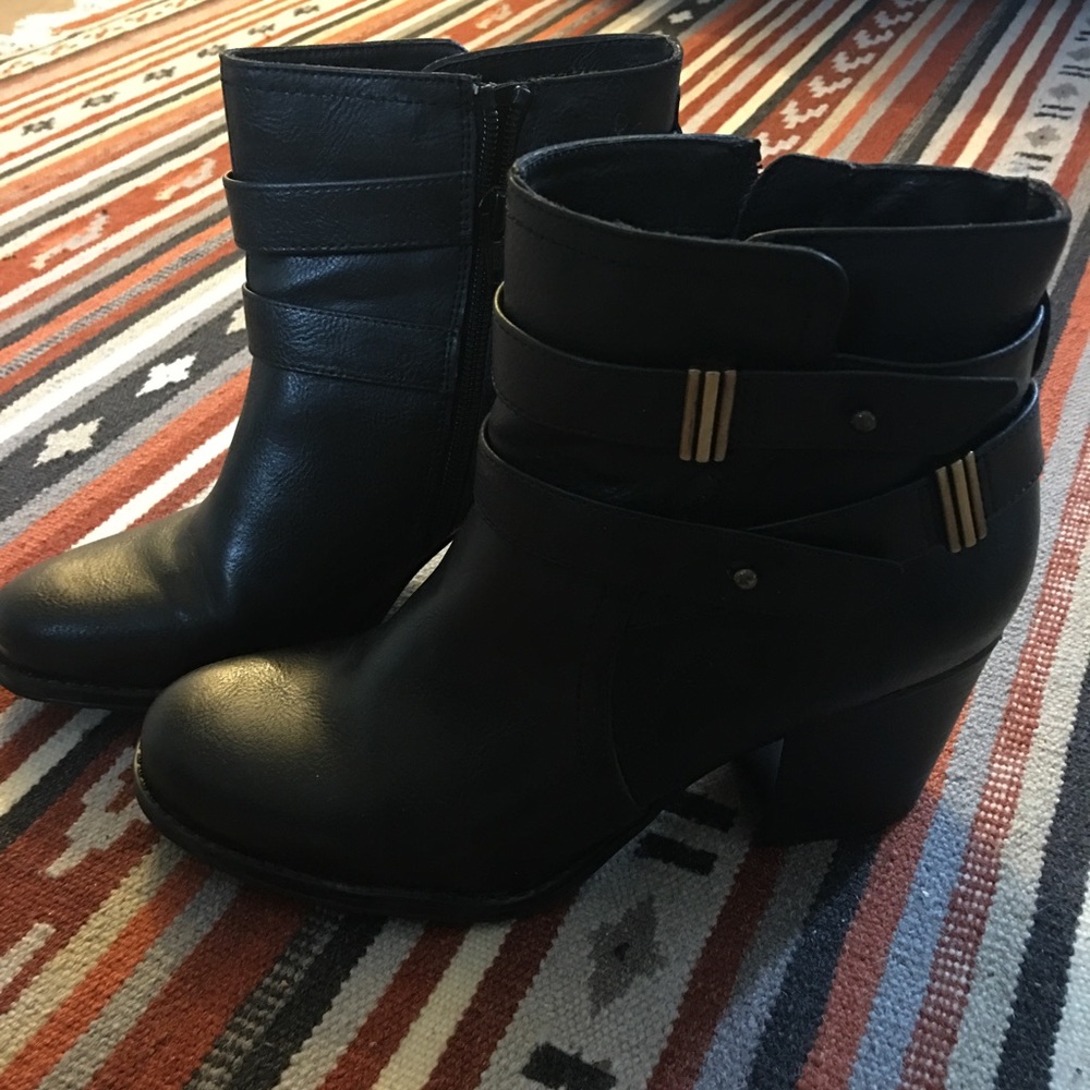 Women's Black Leather Naturalizer Boots. Size 9