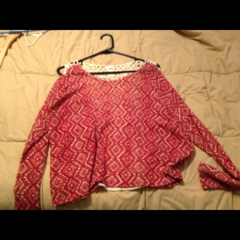Long sleeve printed top with crocheted back