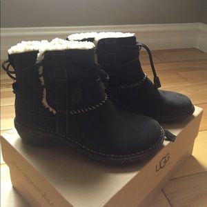 Ugg cove black size 6