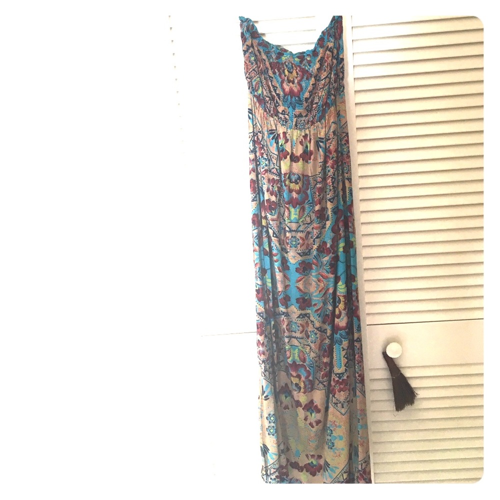 Strapless maxi dress with slits on the side