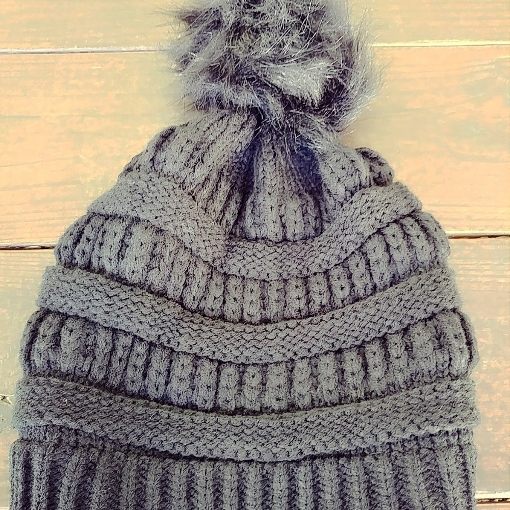 GIFT  PON PON BERET BEANIE HAT IN BLACK - Picture 2 of 2