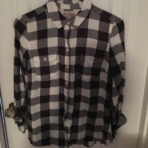 Adorable fitted plaid shirt