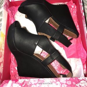 Chinese laundry mindy wedge heel