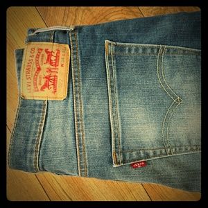 Levis slim tappered legs 522