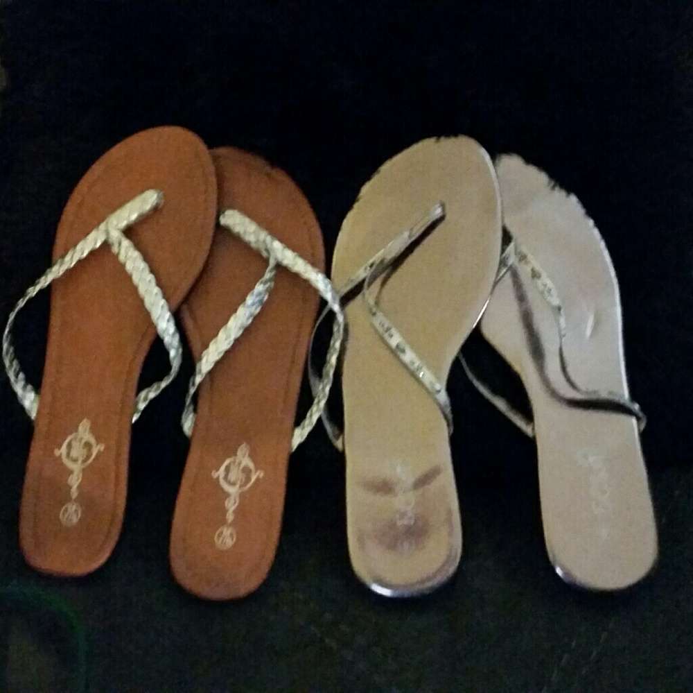 2 prs of sz 7 flipflops!