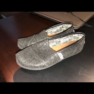 TOMS 2.5 black glimmer slip ons sparkly flats
