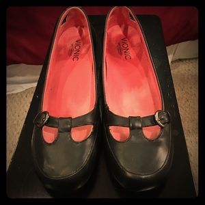 VIONIC Black Flat