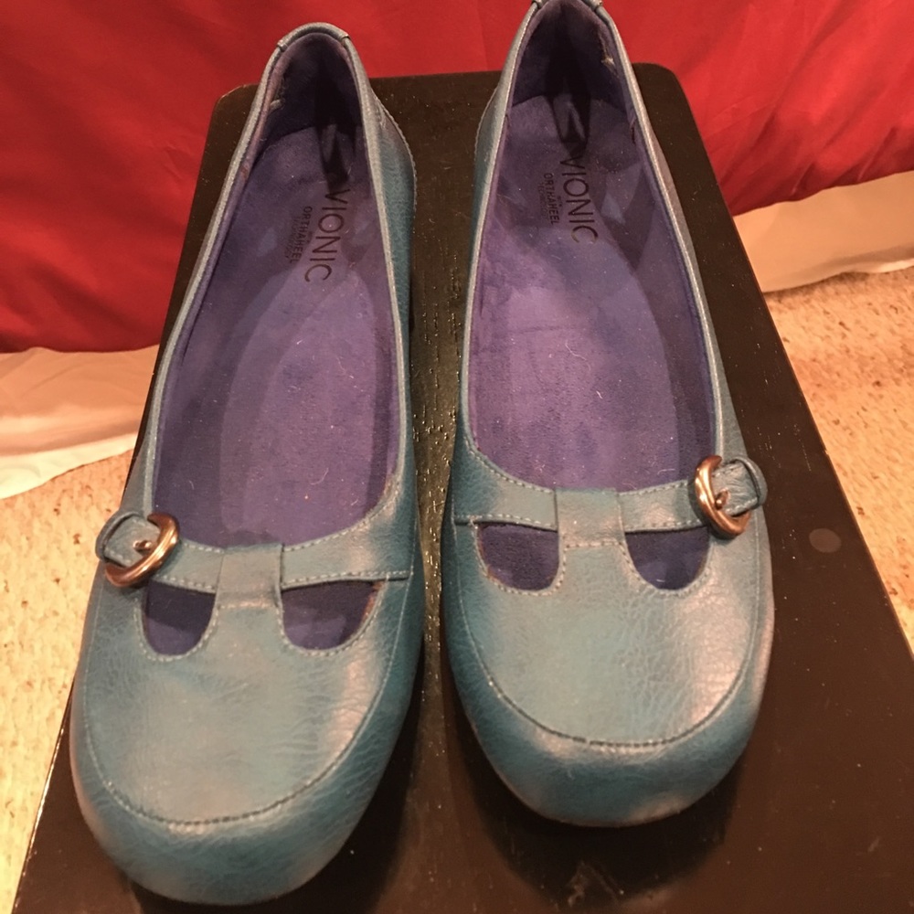 Super comfortable VIONIC turquoise flat.