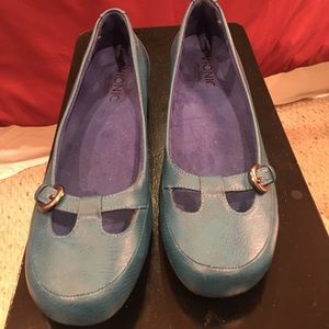 Super comfortable VIONIC turquoise flat.