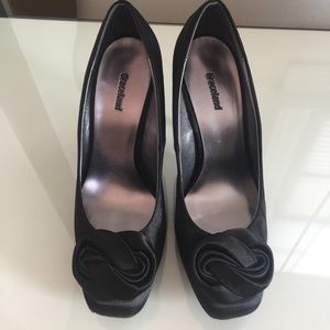 Silk wrapped bow heel