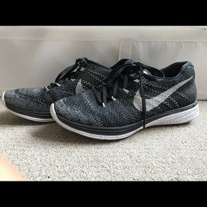 Nike athletic shoes US11