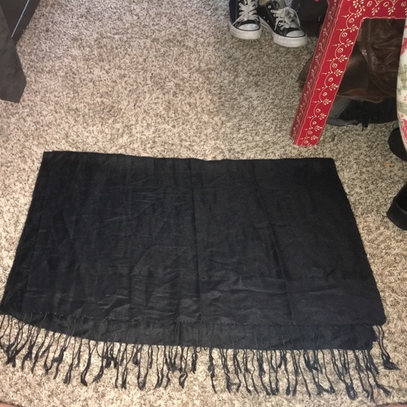 Black scarf.! - Picture 2 of 2