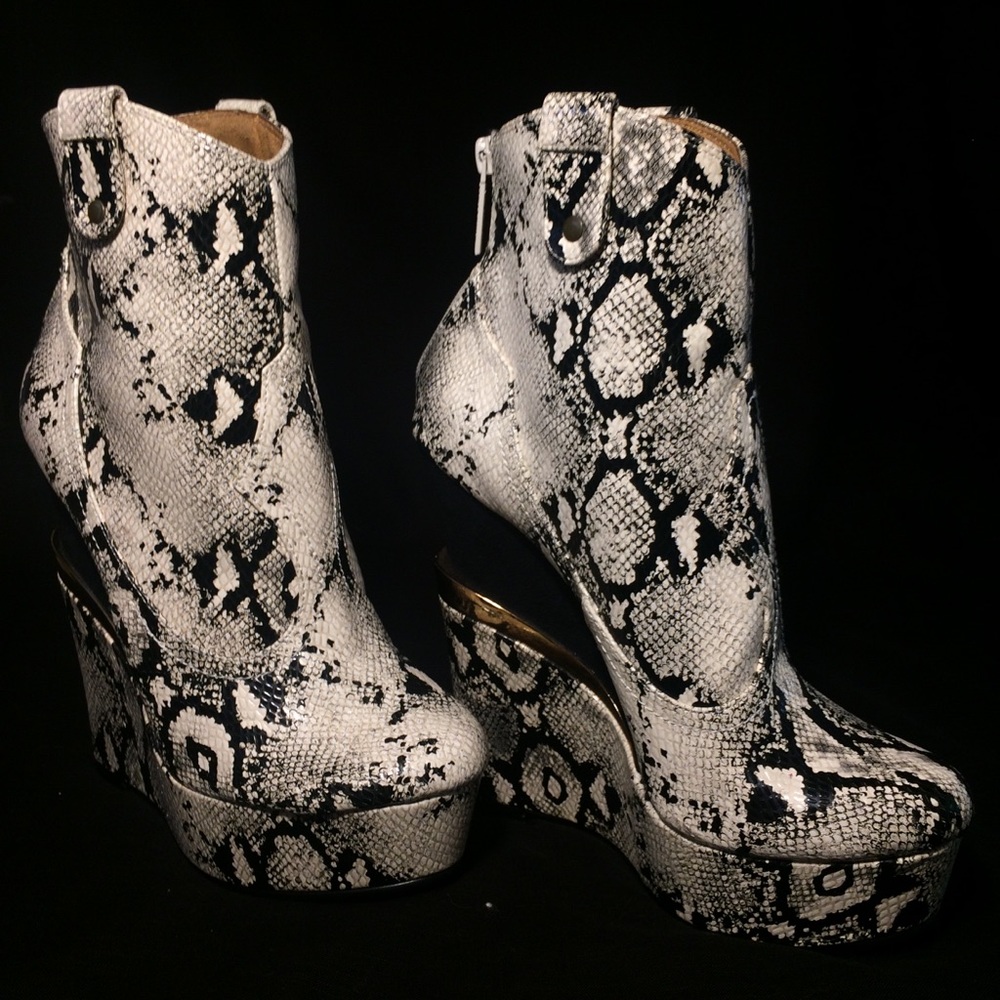 Sexy b&w snake print platforms! Sz 8.5