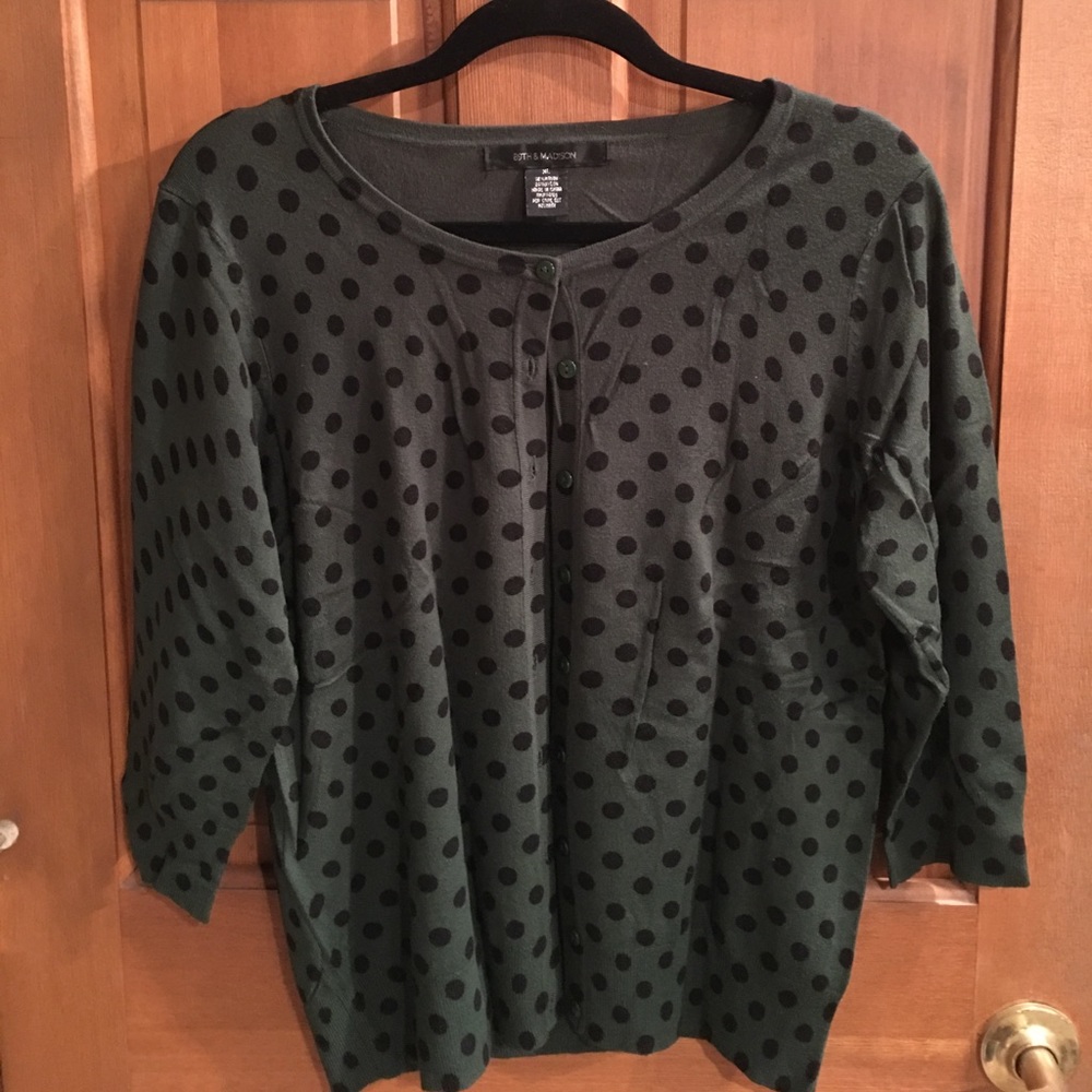 Women’s cute cardigan with 3/4 sleeves.