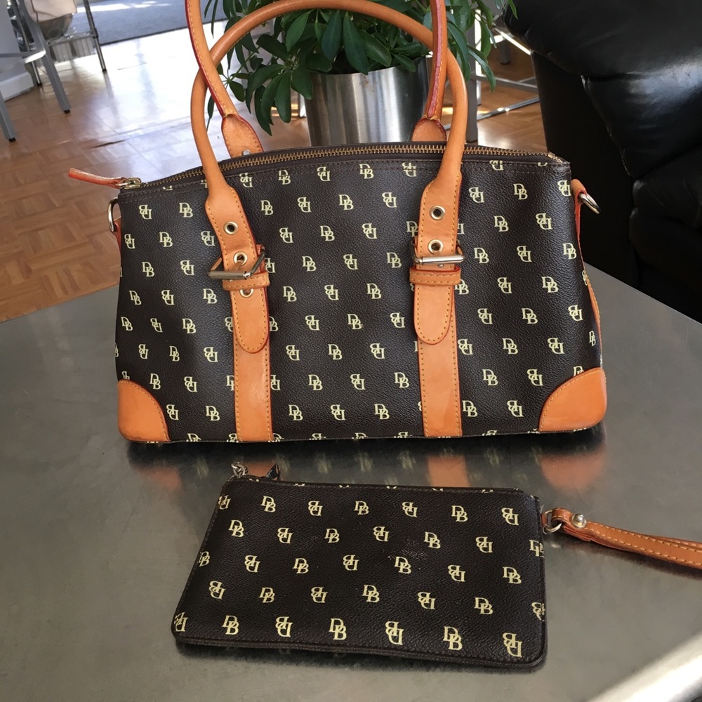 Dooney & Bourke/ Medium/Domed/ Signature/ Satchel