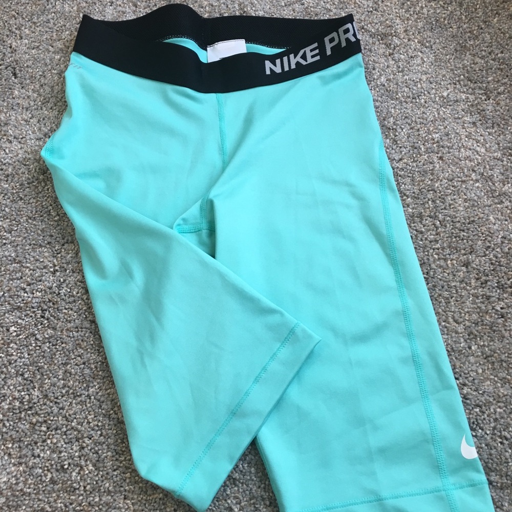 Nike Pro long shorts Size S NWOT 💘🏃🏼‍♀️