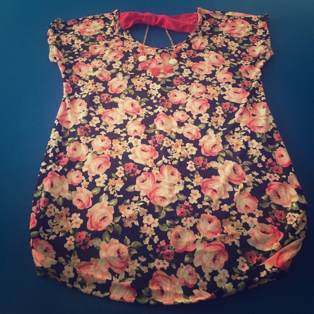 Super cute floral maternity top 🤰🏽
