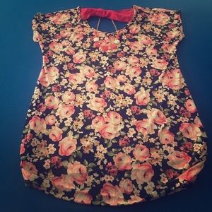 Super cute floral maternity top 🤰🏽