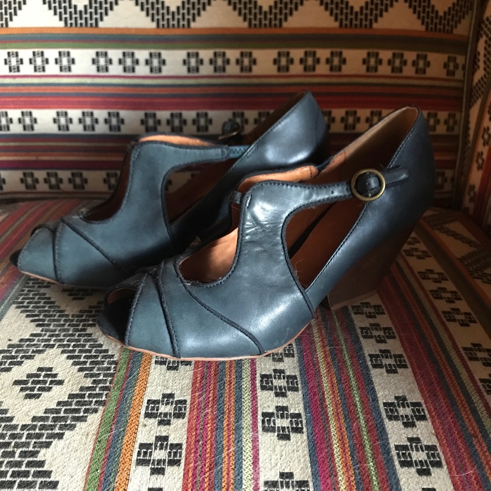 ANTHRO steel blue size 6 pumps pink studio