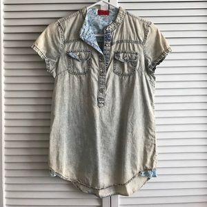 Short sleeve denim top w blue flower trim