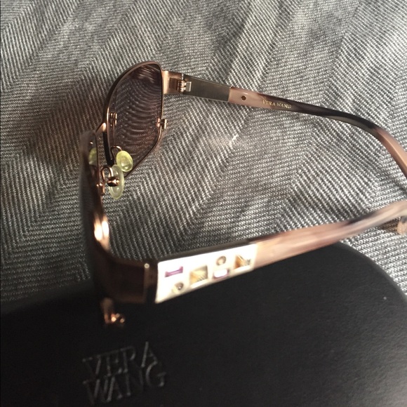 Vera Wang polarized sunglasses. - Picture 2 of 3