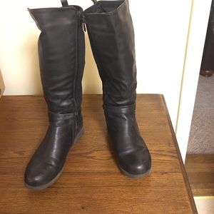 Knee high tall black boots with stretch back