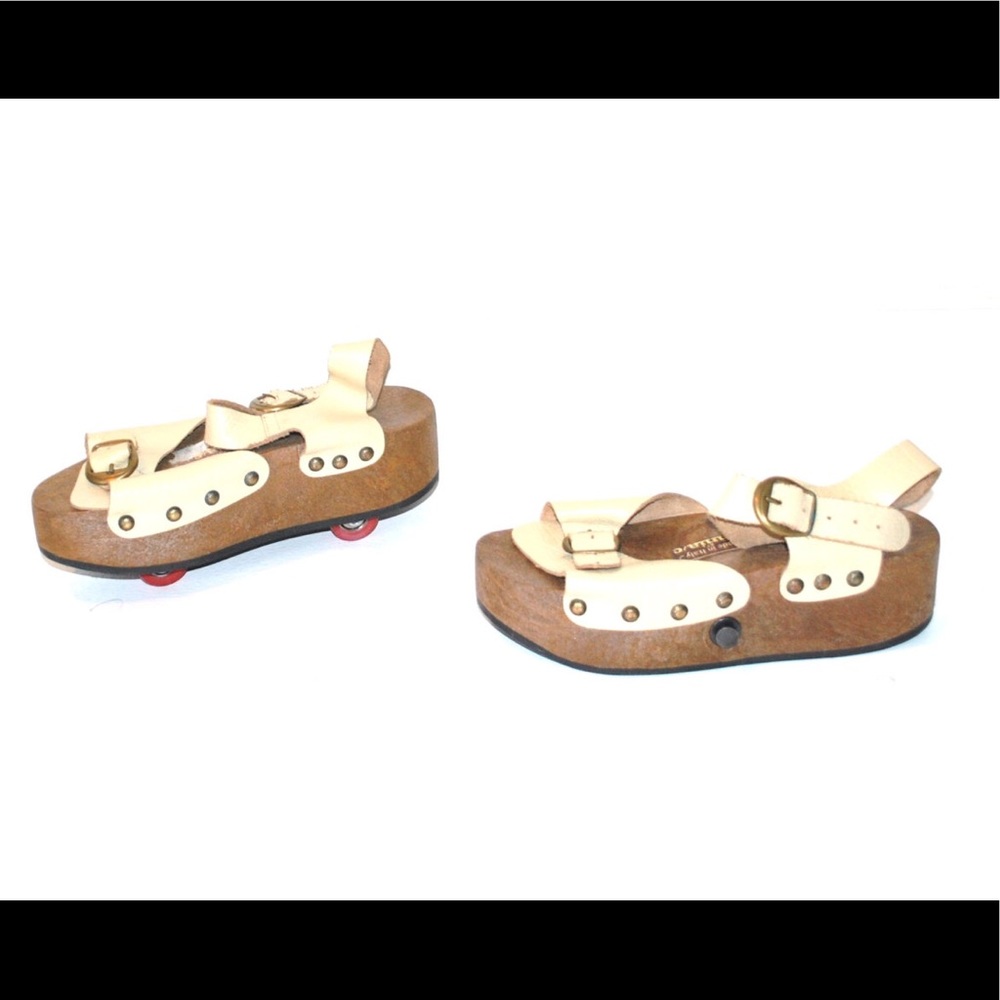 Retro Pop Out Sandal Skates by Omniac