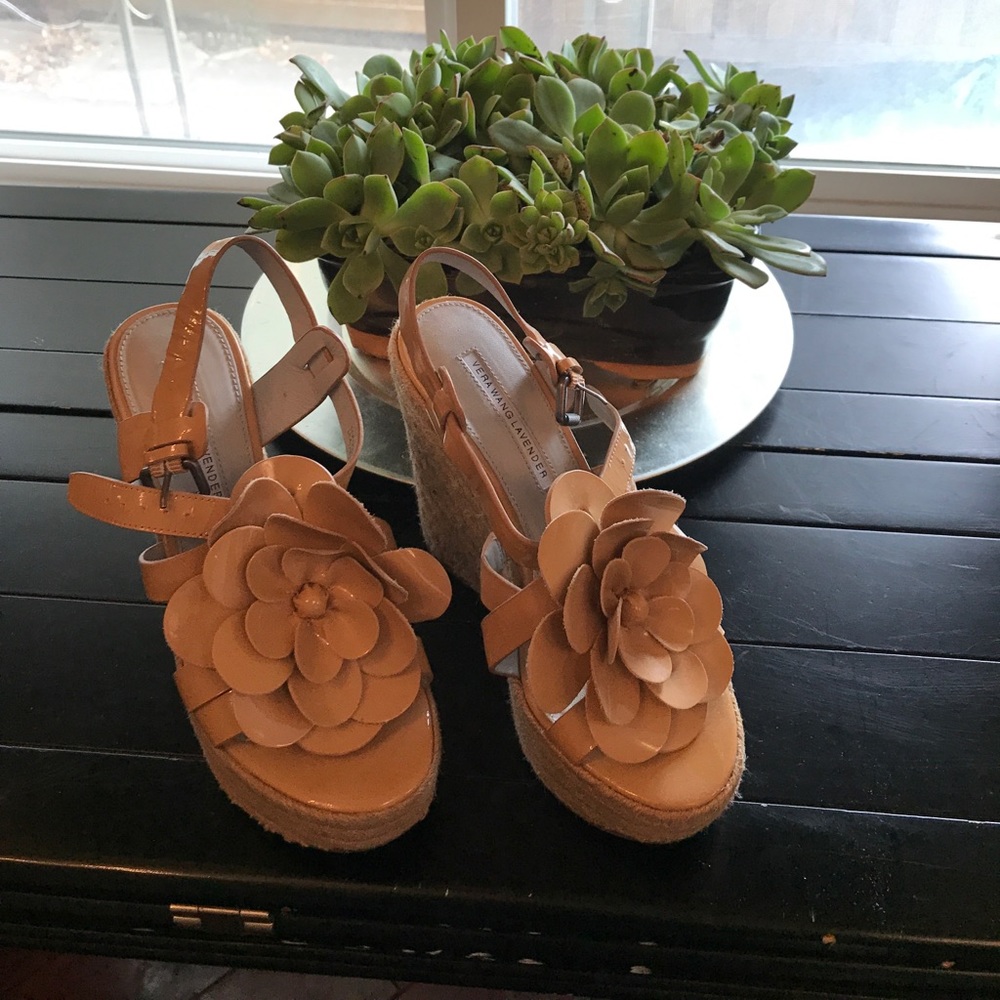 Vera wang lavender platform size 6 beige