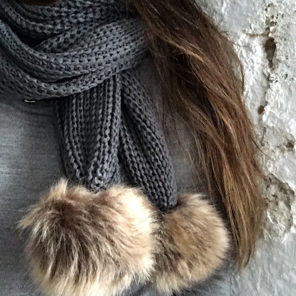 NWT Faux Fur Pom Pom Scarf - Picture 3 of 3