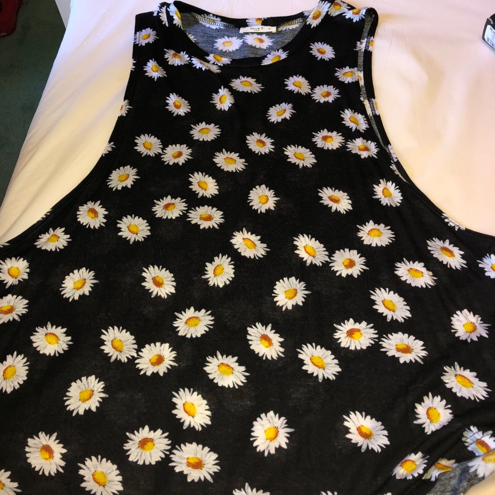 Deep cut out sides tank