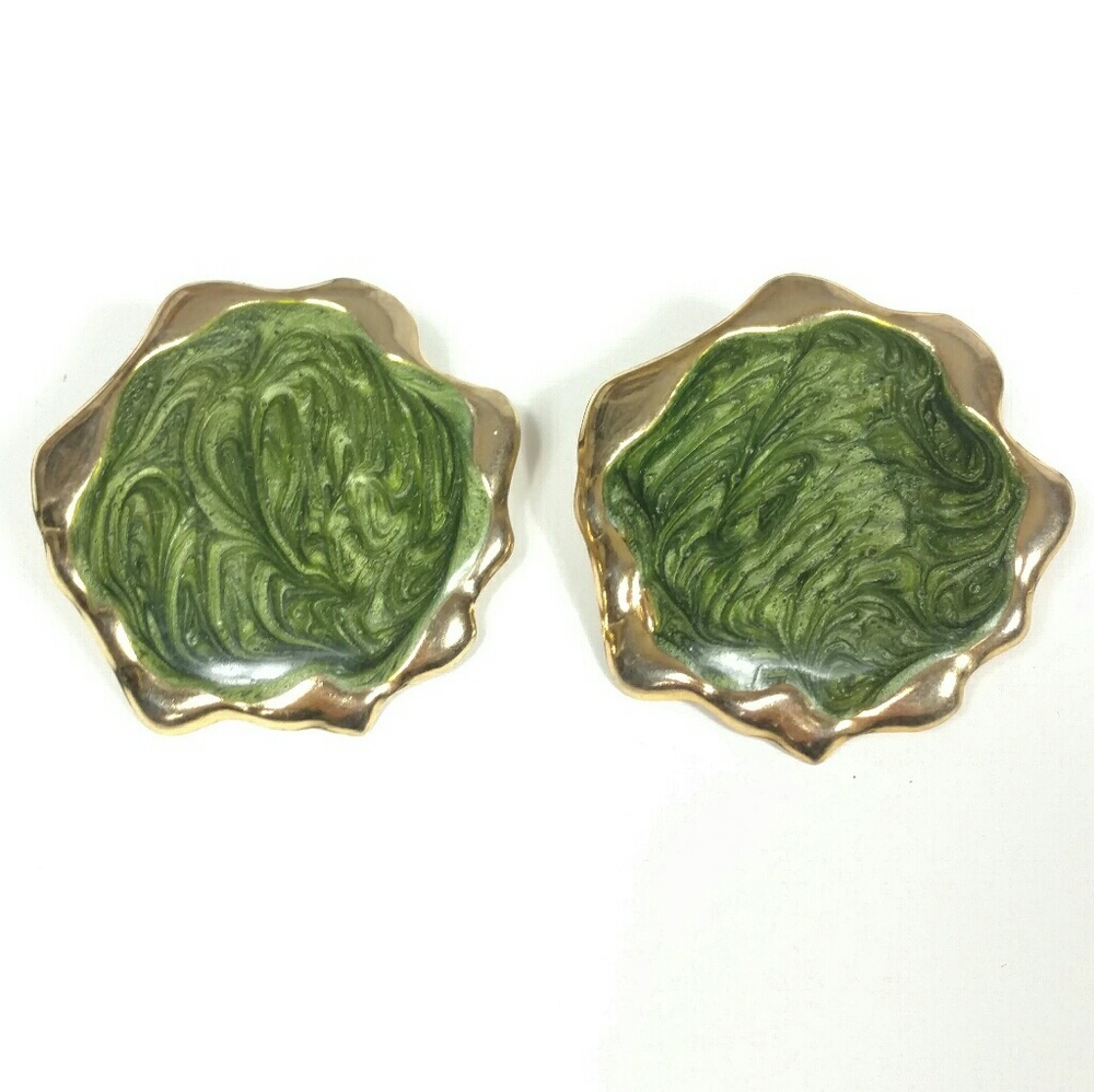 Vintage lightweight gold tone & green earrings
