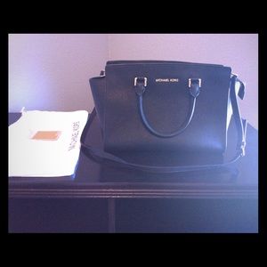 Micheal Kors Selma . L