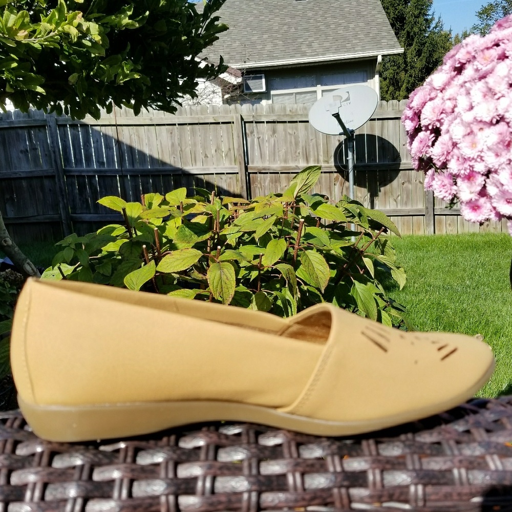 NWOT tan "Trend Right" Aerosoles