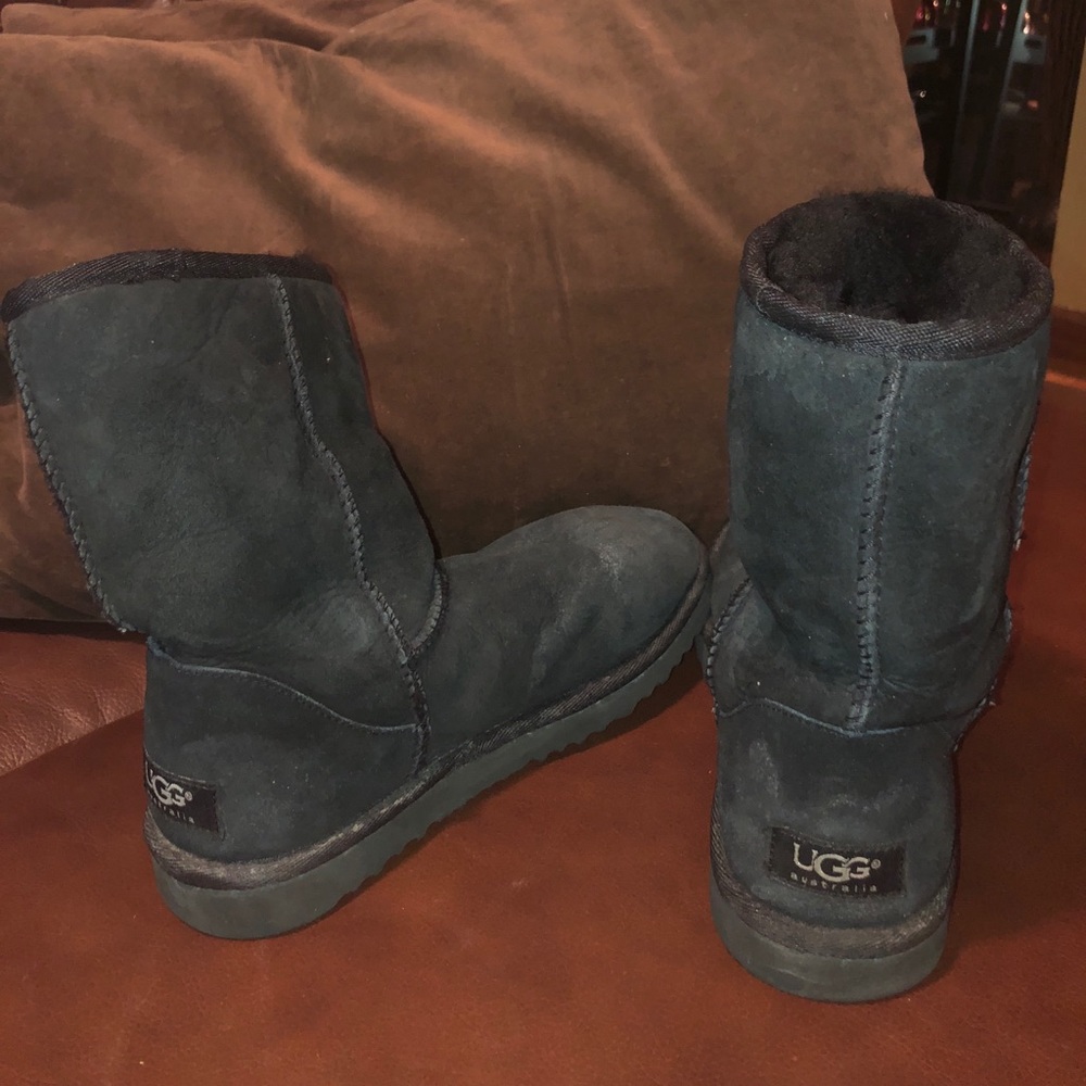 SOLD Women’s UGG gently worn - no box or tags W6