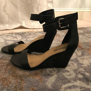 Kenneth Cole Reaction Leather Avatastic Wedges