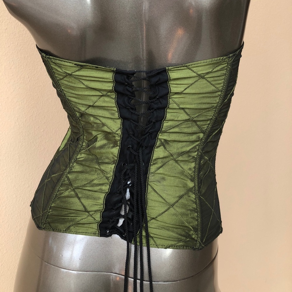 Black and green corset! Size is adjustable small - Picture 3 of 6