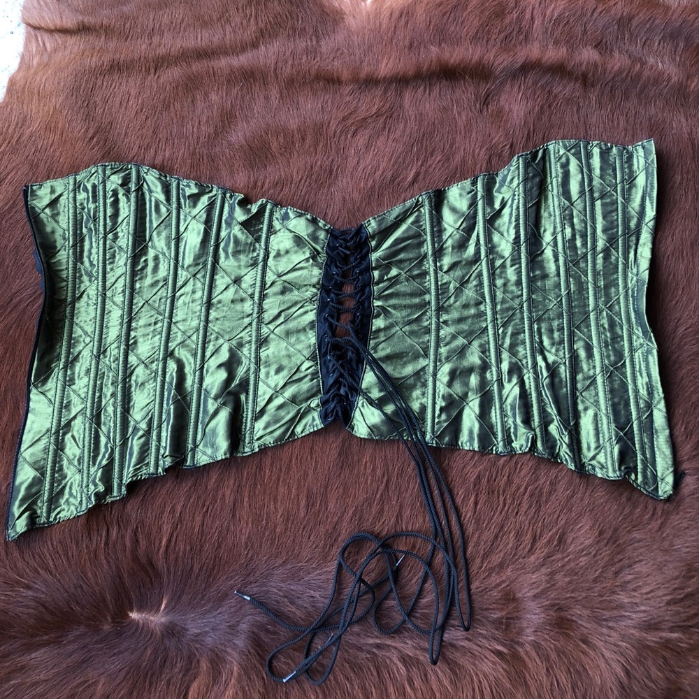 Black and green corset! Size is adjustable small - Picture 4 of 6