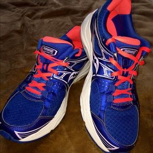 Women's Saucony running shoes (size 9)