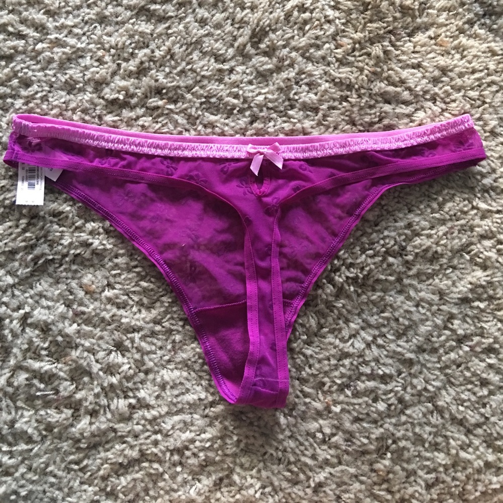 SOLD! FREE💥with purchase of 2+! NWT VS thong