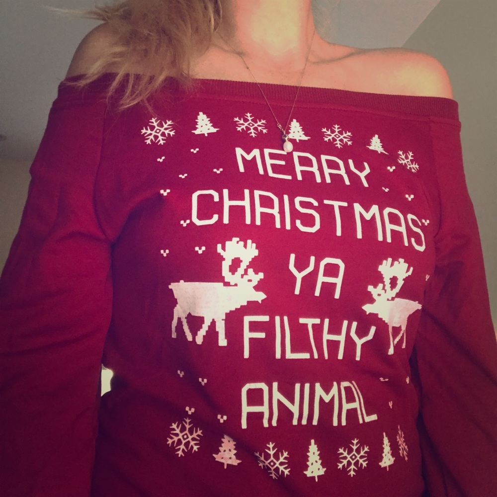 Off the shoulder shirt 🎄❤️