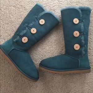 Teal Ugg Triple Bailey Button Size 9